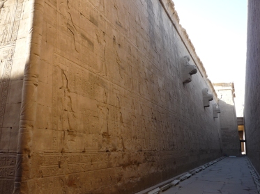 Corredor del templo de Horus en Edfu, arquitectura antiguo Egipto, Bajo las arenas de Kemet