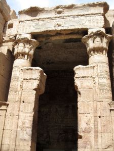 El lugar puro del templo de Horus en Edfu, arquitectura antiguo Egipto, Bajo las arenas de Kemet