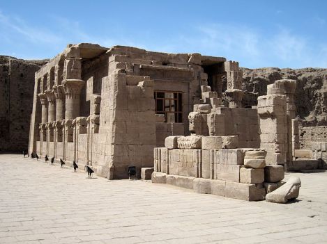 Mammisi del templo de Horus en Edfu, arquitectura antiguo Egipto, Bajo las arenas de Kemet