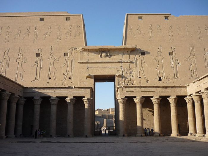 Patio del templo de Horus en Edfu, arquitectura antiguo Egipto, Bajo las arenas de Kemet