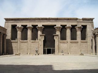 Patio del templo de Horus en Edfu, arquitectura antiguo Egipto, Bajo las arenas de Kemet