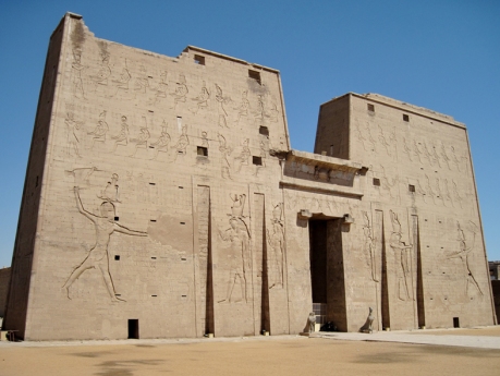Pilono del templo de Horus en Edfu, arquitectura antiguo Egipto, Bajo las arenas de Kemet