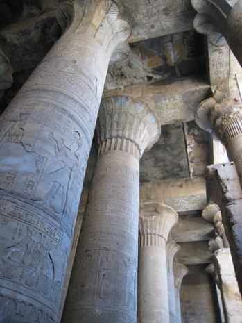 Sala hipóstila del templo de Horus en Edfu, arquitectura antiguo Egipto, Bajo las arenas de Kemet