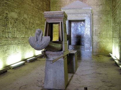 Santurario de Horus en el templo de Horus en Edfu, arquitectura antiguo Egipto, Bajo las arenas de Kemet