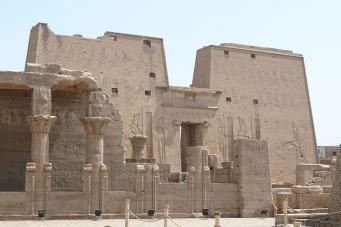 Templo de Horus en Edfu, arquitectura antiguo Egipto, Bajo las arenas de Kemet