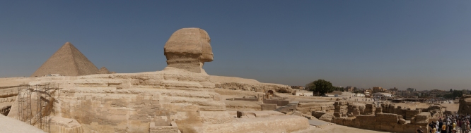 Panorámica de la Esfinge con la pirámide de Keops al fondo. Complejo funerario de Kefrén [Khaefra]. Bajo las arenas de Kemet. Arquitectura antiguo Egipto